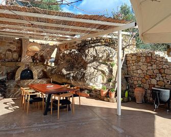 Aloni retreat is 4-bedroom villa in enchanting coasts of Dytiki Mani area - Proastio - Patio