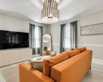 Lively Area Downtown Providence Apartmen - Providence - Living room