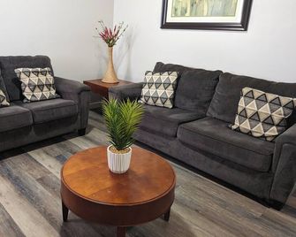 Enjoy your stay in downtown Lorain - Lorain - Sala de estar