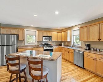 Open Concept /Spacious/ Private /Modern /Hardwoods - Oswego - Keuken