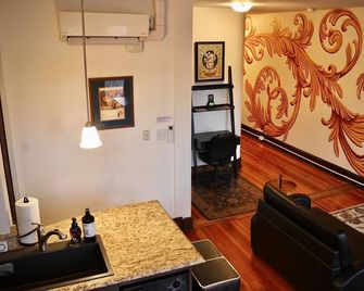 Luxury Apartment w/ KING Bed on Market Street in the Heart of Historic Frederick - Frederick - Вітальня