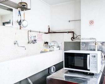 Yokohama Hostel Village Hayashi-Kaikan - Yokohama - Kitchen