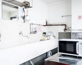 Yokohama Hostel Village Hayashi-Kaikan - יוקוהאמה - מטבח
