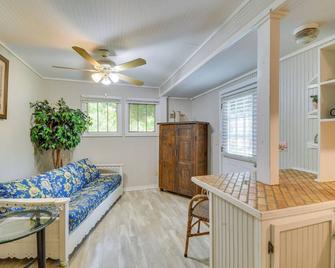 Hike, Fish, Kayak: Fairhope 'River Cottage' - Fairhope - Living room