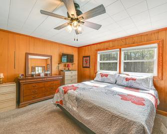Serene Home Between Lake Jocassee and Lake Keowee! - Salem - Bedroom