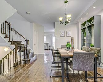 Urban Retreat A Modern 4br Townhouse - Toronto - Dining room