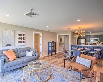 Golf, Boat And More! Sleek Shangri La Co - Afton - Living room