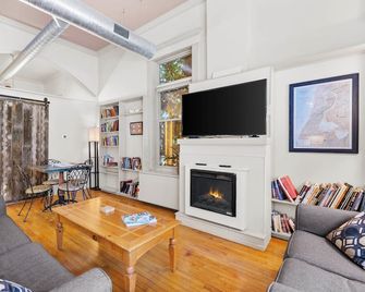 Historic Loft w/ Private Deck, 2 Blocks to Dtwn - Saugatuck - Wohnzimmer
