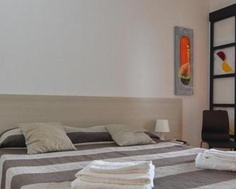 Queen's Bed & Breakfast - Grisolia - Habitación
