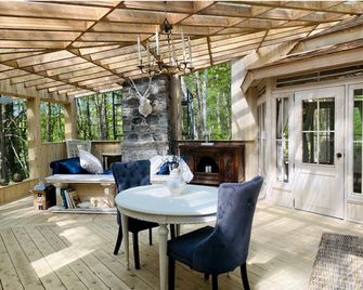 NEW!! White Oaks Gazebo by lake -Nature & Solitude - Campbellford - Patio