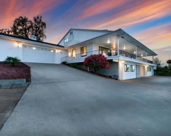 Sleeps 31 10br Mountain View, Pool, Spa and Games - El Cajon - Bygning