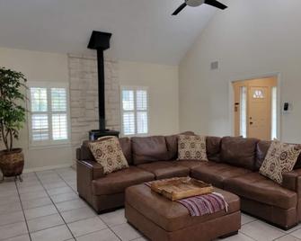 Small Town Country Retreat - Crowley - Sala de estar