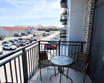 Luxury 2br Skyline Views Near Downtown Louisville - Clarksville - Balcony
