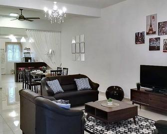 Cosy Homestay near DTempat Sendayan - Seremban - Living room