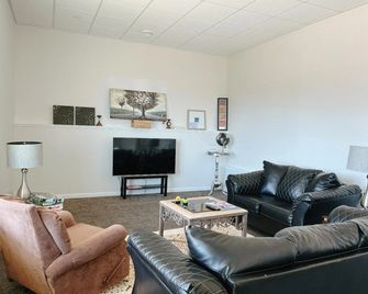 Peaceful and Spacious Lake View - West Kelowna - Salon