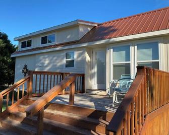 Charming 2-bedroom cottage in the country located on wedding venue property! - Palestine - Балкон