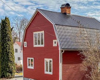 Nice Home In Edsbruk With Kitchen - Edsbruk - Edificio