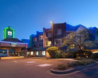 Travelodge by Wyndham Parksville - Parksville - Building