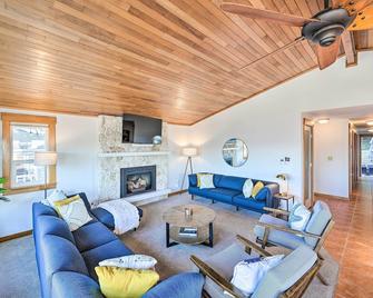 Mckees Beach House w/ Ocean Views, Hot Tub! - Stanwood - Sala de estar