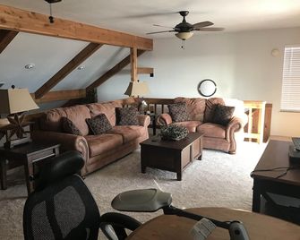Beautiful Amistad Lake View Home! All Amenities for Anglers, Hunters & Families! - Del Rio - Wohnzimmer