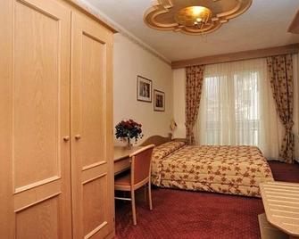 Hotel Europa - Moena - Bedroom