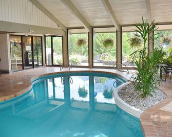 Updated Cozy + Bright Suite with Private Balcony - Banff - Piscina