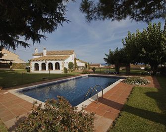 Rustic farmhouse with sea views, large garden and private pool. - Solius - Pool