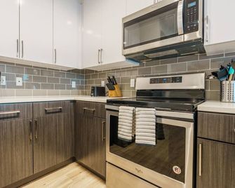 High-Rise Apartment with Panoramic Skyline Views - Tampa - Kitchen