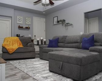 3-BedRm Pool House w/ Coffee Bar & 5 Total Beds - Kingman - Living room