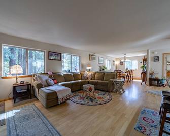 Modern,clean,home In The Heart Of The Ave. Of The Giants ,starlink,gated - Miranda - Living room