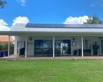 Riverside - Burrum Heads - Riverfront - 3br - River Fishing - Howard - Edificio