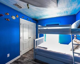 Pet Friendly, Parking, Pool, Underwater Themed Room The Kids Will Love!! - Port Aransas - Bedroom