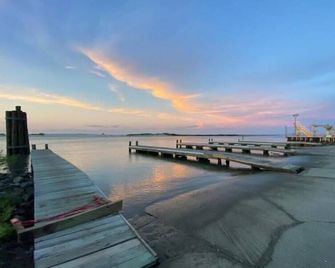 Pet Friendly Tranquil Cottage With Fire-Pit & Hot Tub Minutes to Beaches - Dauphin Island - Outdoors view