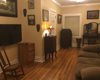 Historic Downtown Carriage House - Flagstaff - Living room