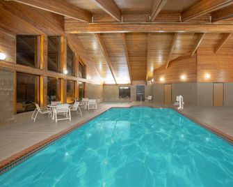 Baymont by Wyndham Coralville - Coralville - Piscina
