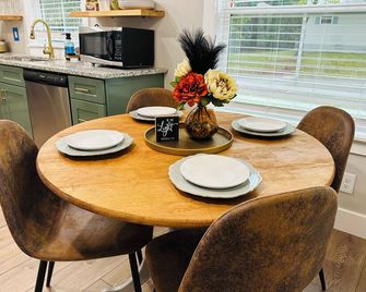 Historic 1940's Cottage Near Tim's Ford Lake & Town Square Fully Remodeled - Winchester - Dining room