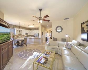 5 Star Luxury Near Saguaro National Park - Marana - Living room