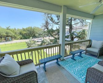 Full Circle: Condo with pool access. Centrally located - Ocracoke - Balcón