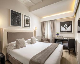 Condotti Palace - Rome - Bedroom