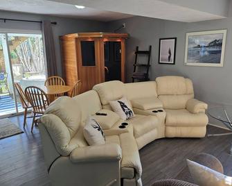 Hideaway Haven by the Lake - Lake Cowichan - Living room