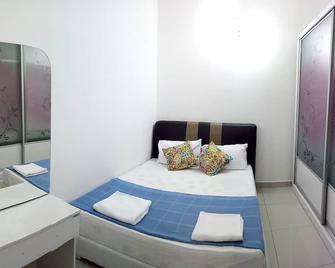 Khalish Homestay - Chemor - Bedroom