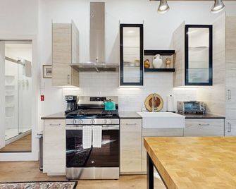 Charming coastal cottage with firepit and easy beach access - Rockport - Kitchen