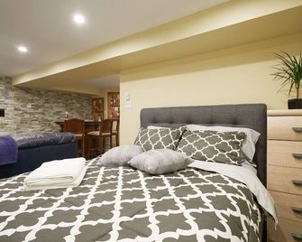 Cozy house in Montreal West | Fully equipped | Large groups | Close to airport - Beaconsfield - Bedroom