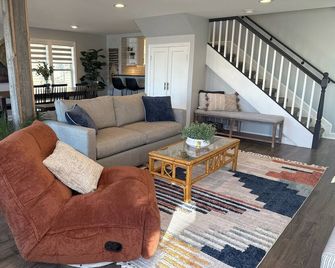 Spacious 4-bedroom lake house in fabulous Lake Orion - Lake Orion - Sala de estar