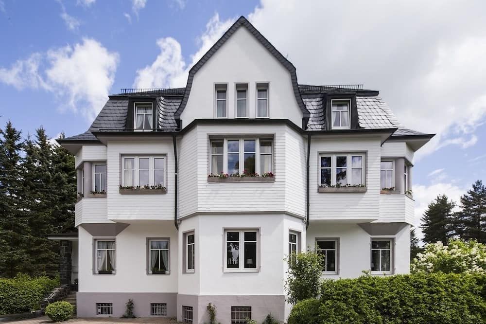 Suite-Premium-Ensuite with Shower - Bad Steben - Building