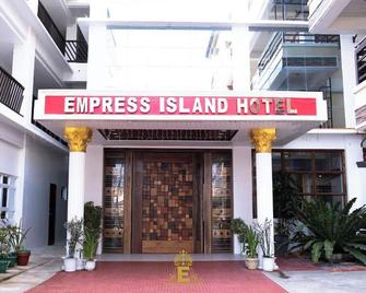 Empress Island Hotel - Alaminos - Building