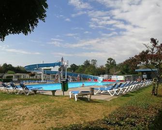 Gemütliches Chalet mit Terrasse - Baarland - Piscina