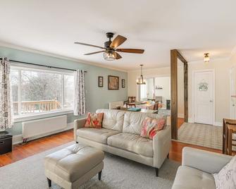 Close to Dtwn Bangor Inviting Maine Home - Veazie - Wohnzimmer