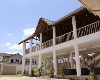 Bamboo House - Ablekuma - Edificio