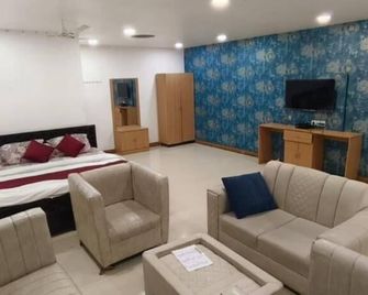 Hotel zova - Karīmnagar